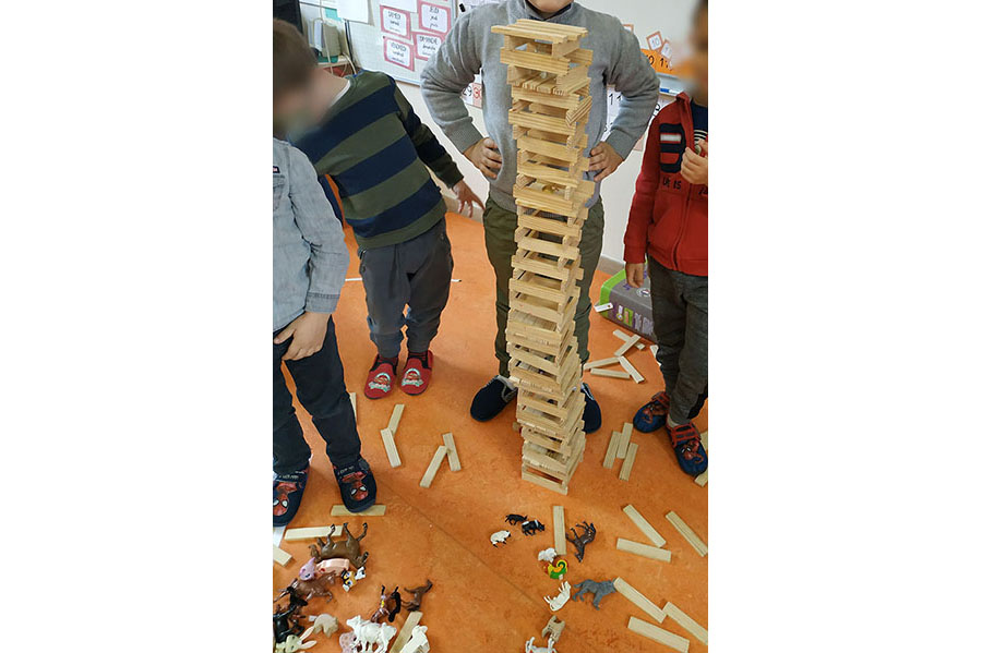 Les ateliers jeux de construction : explorer des formes des grandeurs et des suites organisées