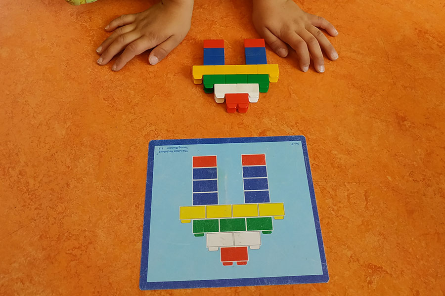 Les ateliers jeux de construction : explorer des formes des grandeurs et des suites organisées