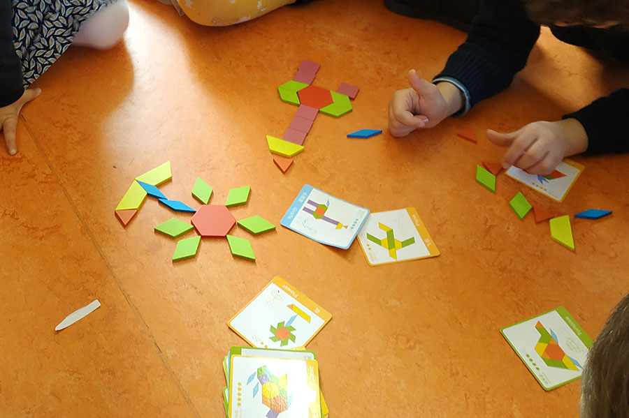 Les ateliers jeux de construction : explorer des formes des grandeurs et des suites organisées