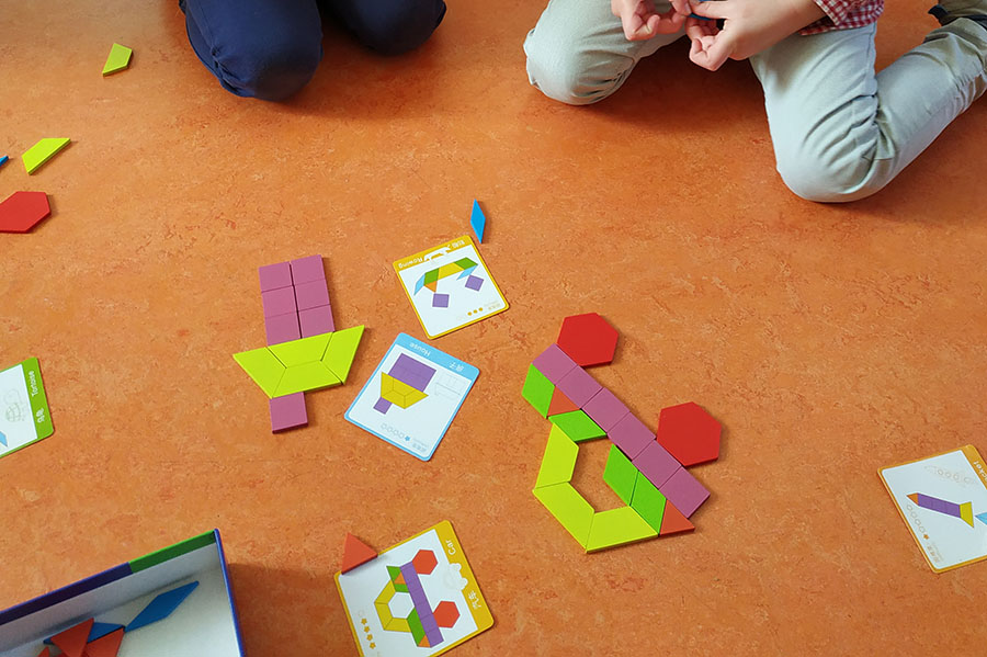 Les ateliers jeux de construction : explorer des formes des grandeurs et des suites organisées