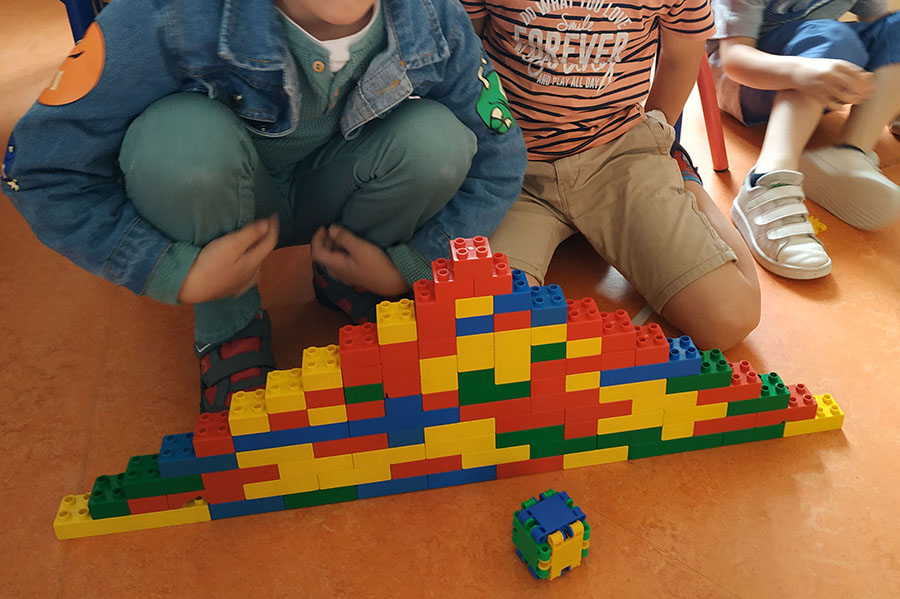 Les ateliers jeux de construction : explorer des formes des grandeurs et des suites organisées
