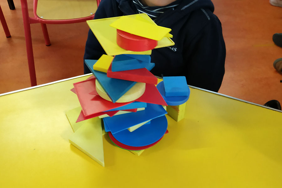 Les ateliers jeux de construction : explorer des formes des grandeurs et des suites organisées
