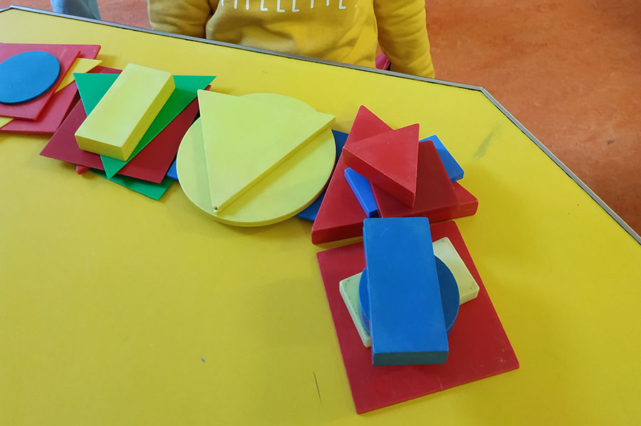 Les ateliers jeux de construction : explorer des formes des grandeurs et des suites organisées