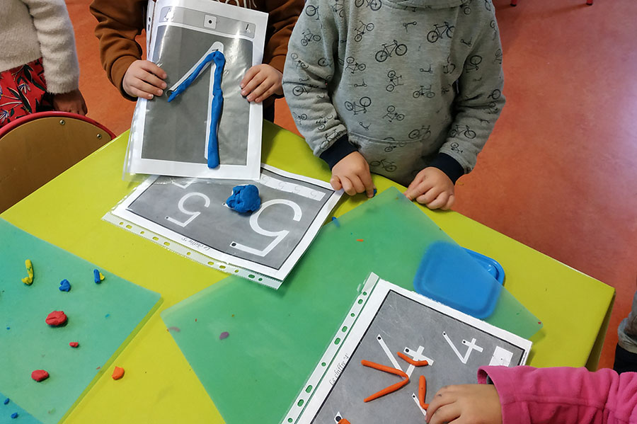 Reconnaître et former les lettres de l’alphabet et les chiffres