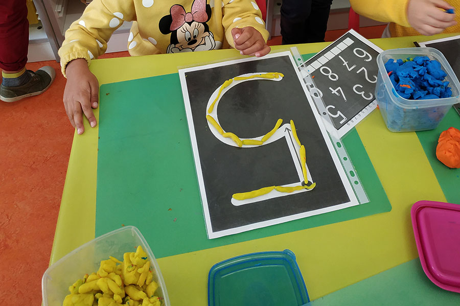 Reconnaître et former les lettres de l’alphabet et les chiffres