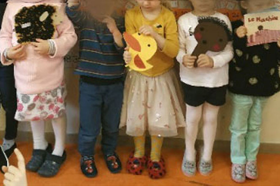 Le toucher avec l’album « le machin » en marionnettes