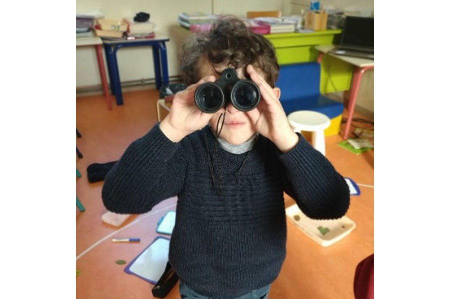 La vue avec l’utilisation de différents objets : les lunettes, le miroir, les jumelles, la loupe...