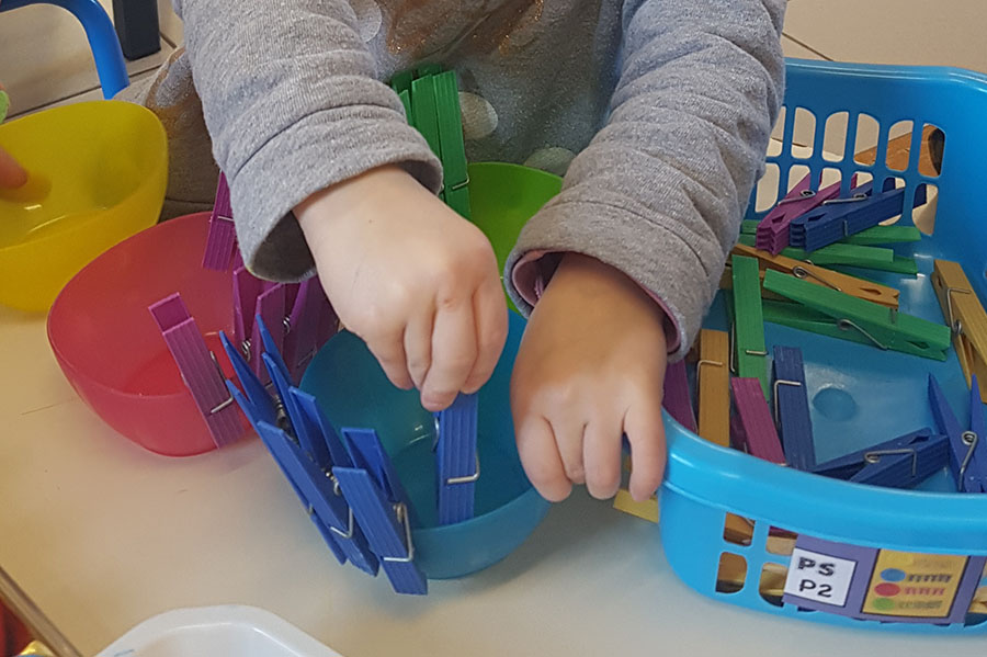 Faire des jeux de motricité fine (pincer) pour une meilleure tenue de son crayon