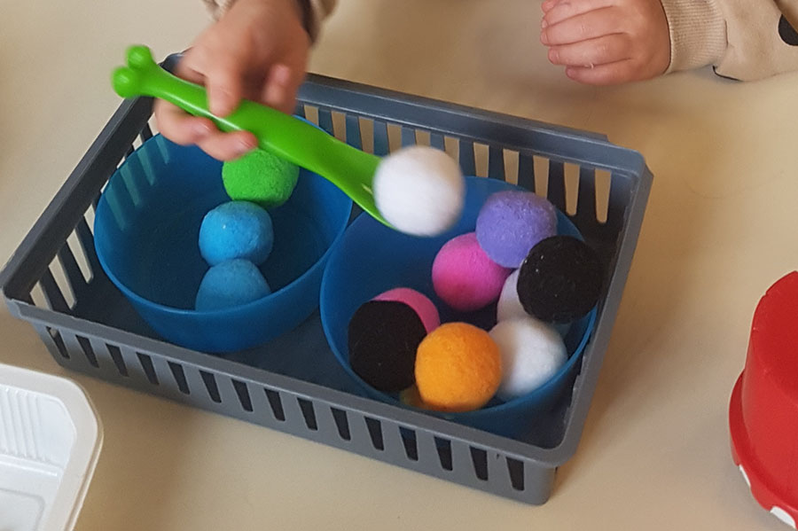 Faire des jeux de motricité fine (pincer) pour une meilleure tenue de son crayon