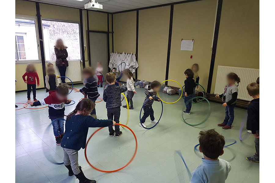 BOUGER ET DÉCOUVRIR LE MATÉRIEL EN MOTRICITÉ