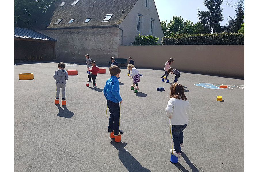 BOUGER ET DÉCOUVRIR LE MATÉRIEL EN MOTRICITÉ