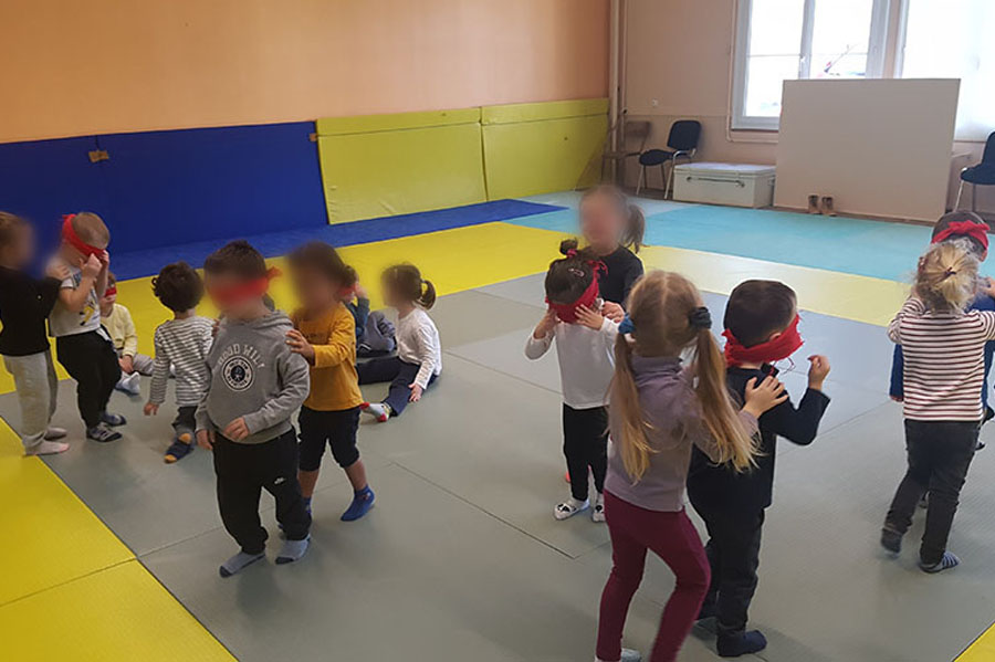 BOUGER ET DÉCOUVRIR LE MATÉRIEL EN MOTRICITÉ