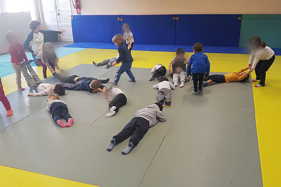 BOUGER ET DÉCOUVRIR LE MATÉRIEL EN MOTRICITÉ