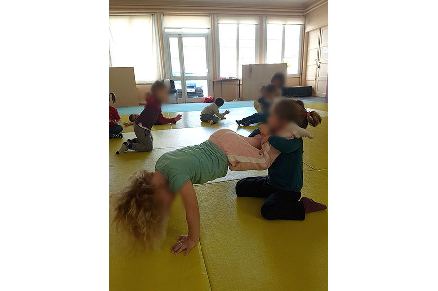 BOUGER ET DÉCOUVRIR LE MATÉRIEL EN MOTRICITÉ