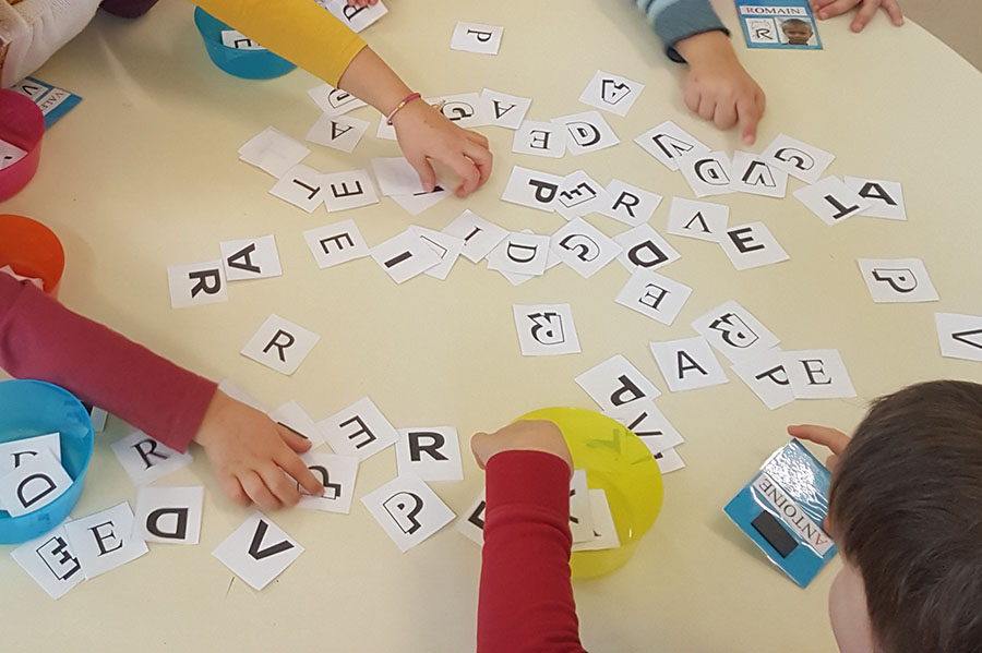 Travailler d’abord les lettres de son prénom, puis les autres lettres