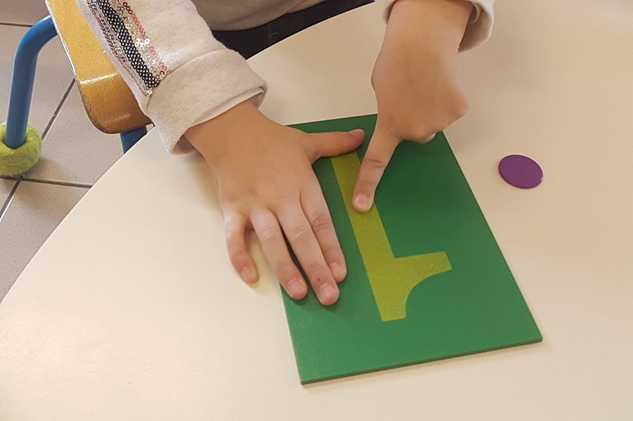 Utiliser les chiffres rugueux (lettres rugueuses) pour assimiler le geste. Ecrire des mots