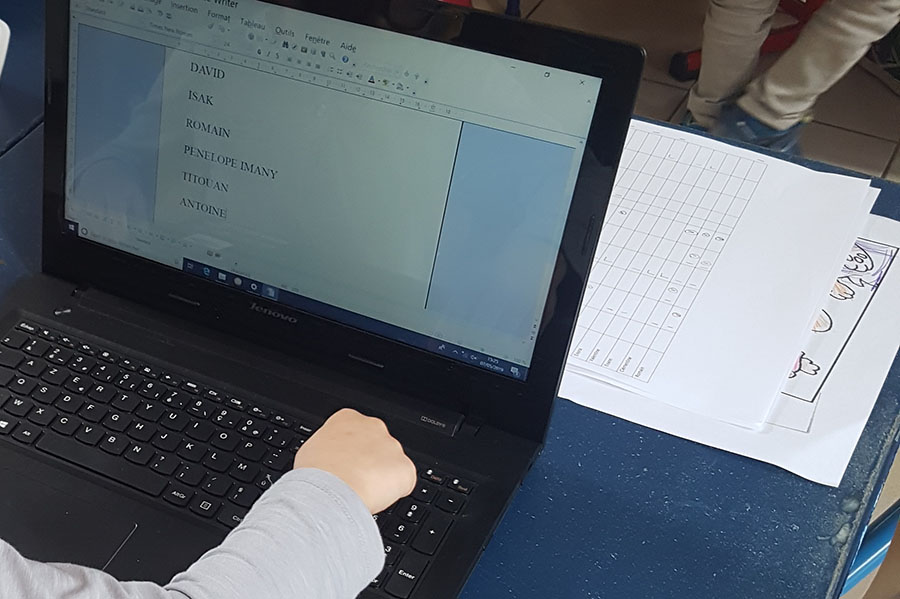 Utiliser différents outils (la loupe, l’ordinateur, le poinçon, les ciseaux, le marteau)