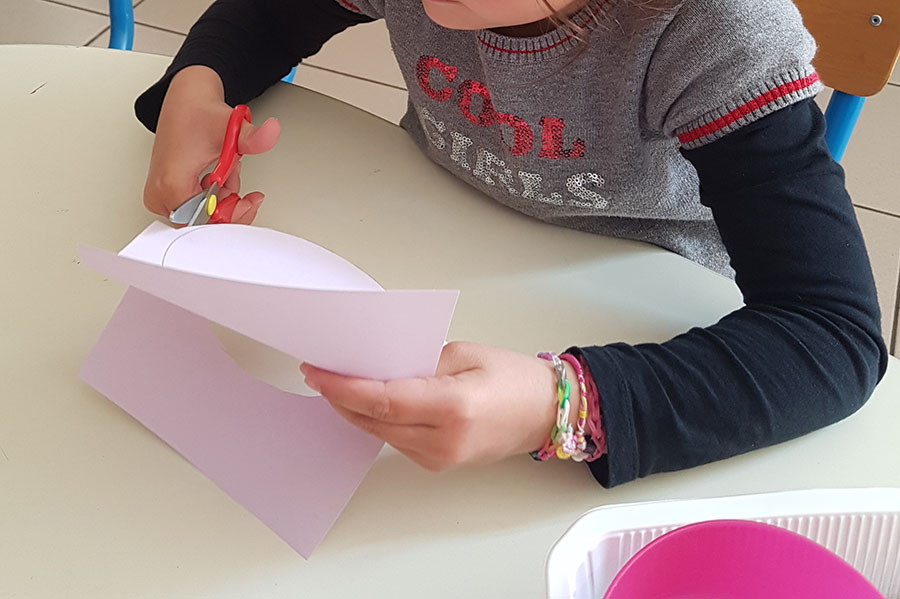 Utiliser différents outils (la loupe, l’ordinateur, le poinçon, les ciseaux, le marteau)