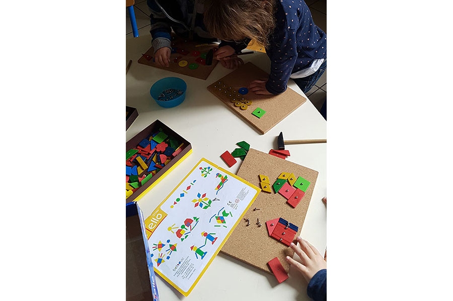 Utiliser différents outils (la loupe, l’ordinateur, le poinçon, les ciseaux, le marteau)